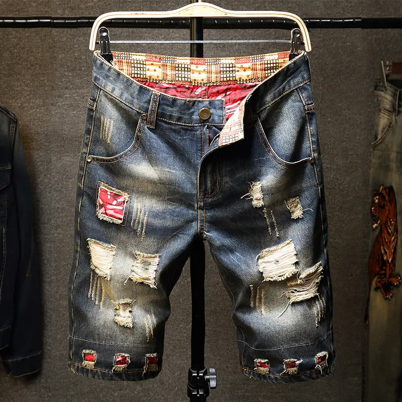 Men’s casual denim shorts; men’s vintage washed ripped knee-length denim shorts; ripped denim bermuda shorts; loose straight fit; high-street/Y2K style; men’s casual mid-length shorts; vintage blue denim; five-pocket denim shorts.