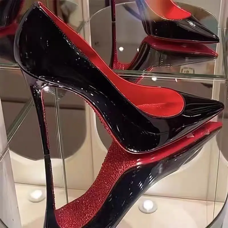 Black with a height of 5 centimeters