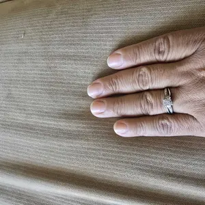 Product Review of Radiant Cosmetics Nail Growth Oil - 100% Organic, Moisturizing, Growth, Strengthening, and Brightening Formula with Vitamins and Fatty Acids for Overall Nail Health from Y**y G**o