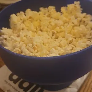 Silicone Microwave Popcorn Popper – Large Collapsible Bowl & Reusable Popcorn Maker – BPA-Free Silicone Popcorn Bowl for Hot Air, Dishwasher Safe Microwave Popcorn Maker Bucket (Blue)