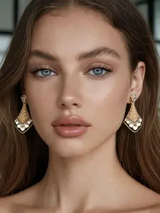 1 pair of retro elegant diamond studded earrings, with fan-shaped contours outlining elegant curves, complementing the broken diamonds. They are suitable for daily commuting, vacation and dating, and are also a surprising and exquisite small gift.