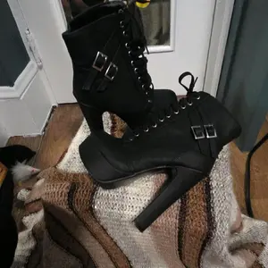 ForeMode Women's Black Faux Leather Goth Block Heel Ankle Boots with Platform Lace-Up Front & Double Buckle Straps