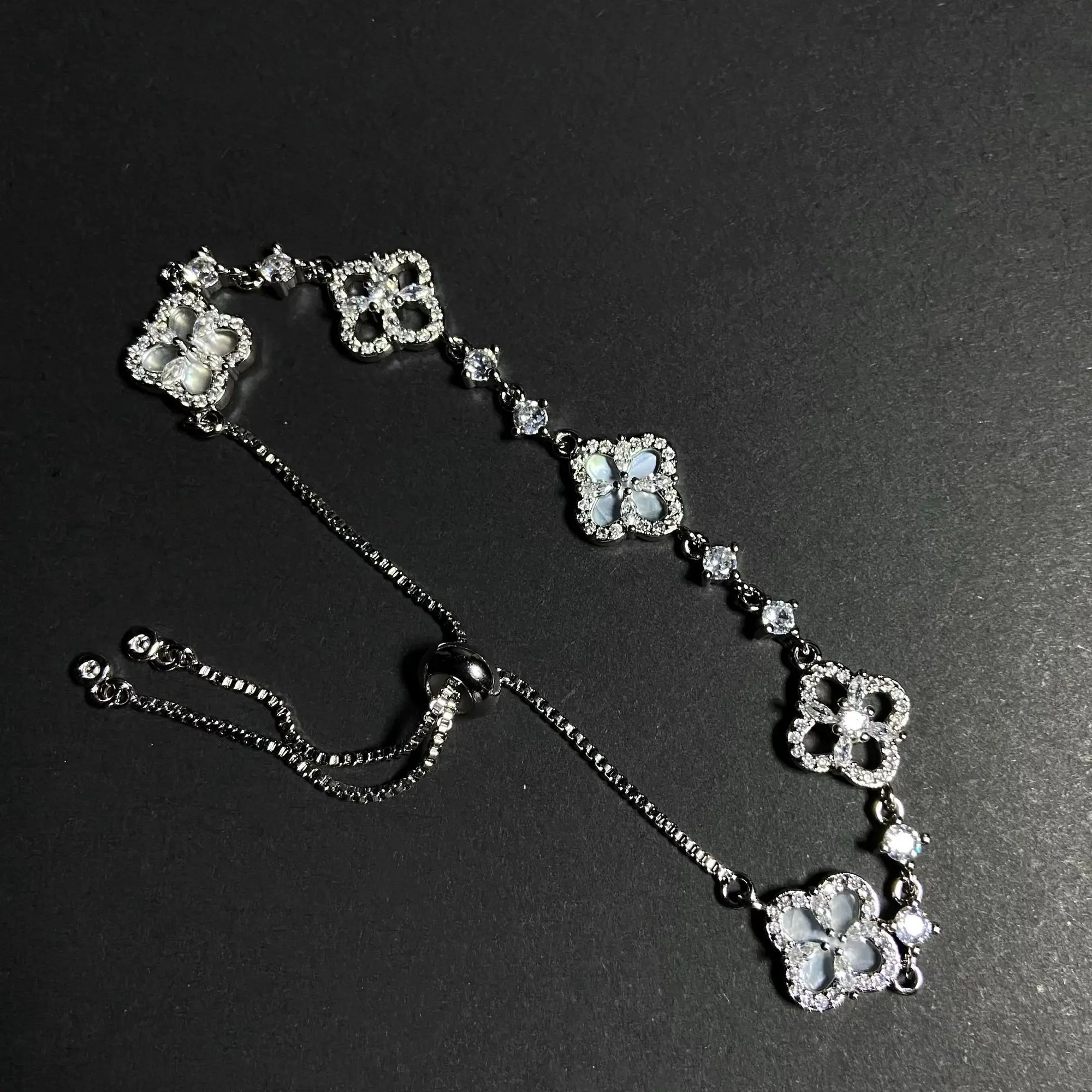 Vintage [Silver four-leaf] Full Diamond Four-leaf Clover Light Luxury Retro Bracelet