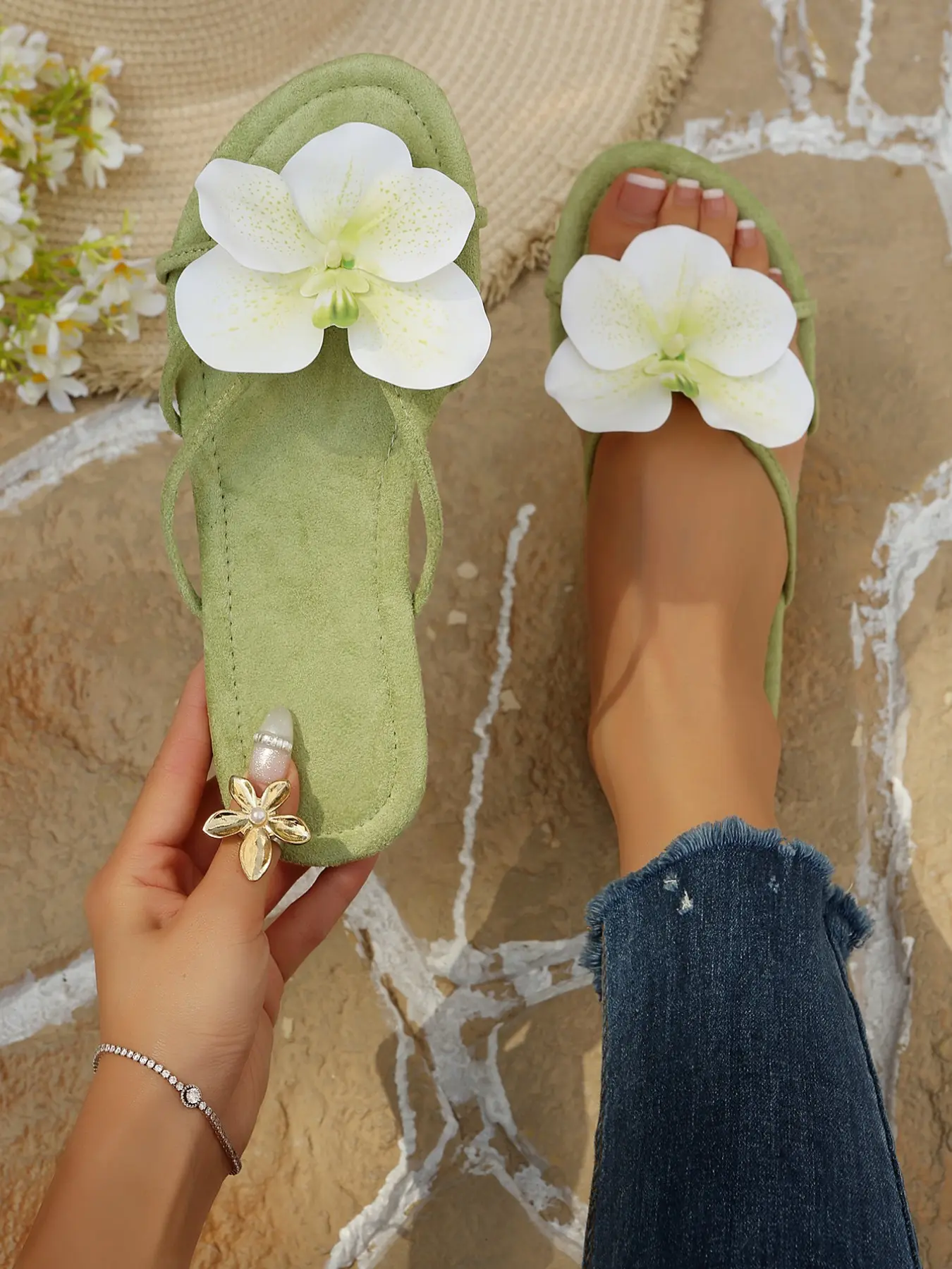 French Round Toe Velvet Sandals, Floral Design Sandals, Floral Decoration, Retro Elegant Thick Sole, Flat Summer Sandals, Suitable for Beach, Office, Date, All Seasons, Summer