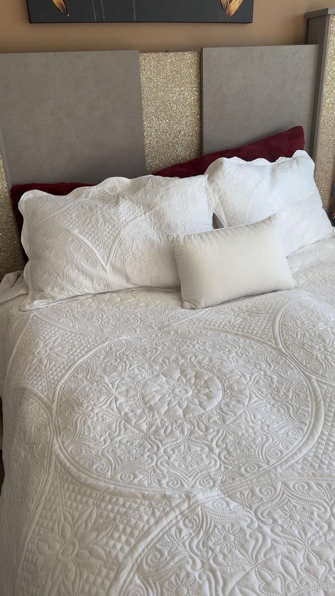 Item: White Floral, Queen