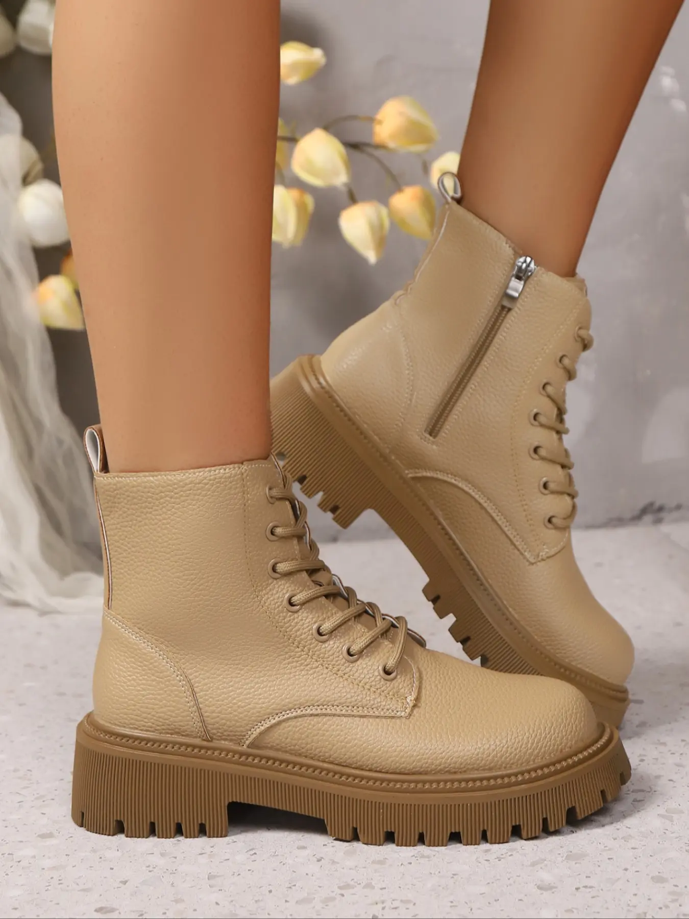 High-top lace-up boots, suitable for graduation ceremonies, flat design, comfortable to wear, fashionable women's footwear, thick sole for height increase and stability, perfect for daily outings and casual parties.