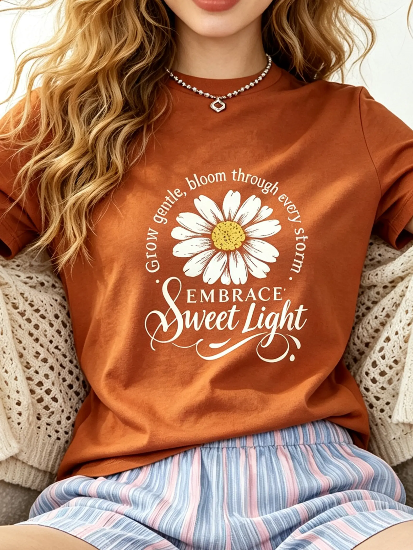 Daisy Letter Print T-Shirt, Women Premium Graphic Tee, Soft 100% Cotton Relaxed Fit Short Sleeve Top Crew Neck, Minimal Basic Printed T-Shirt Street Casual Office Home Outdoor Daily Outfits Womenswear