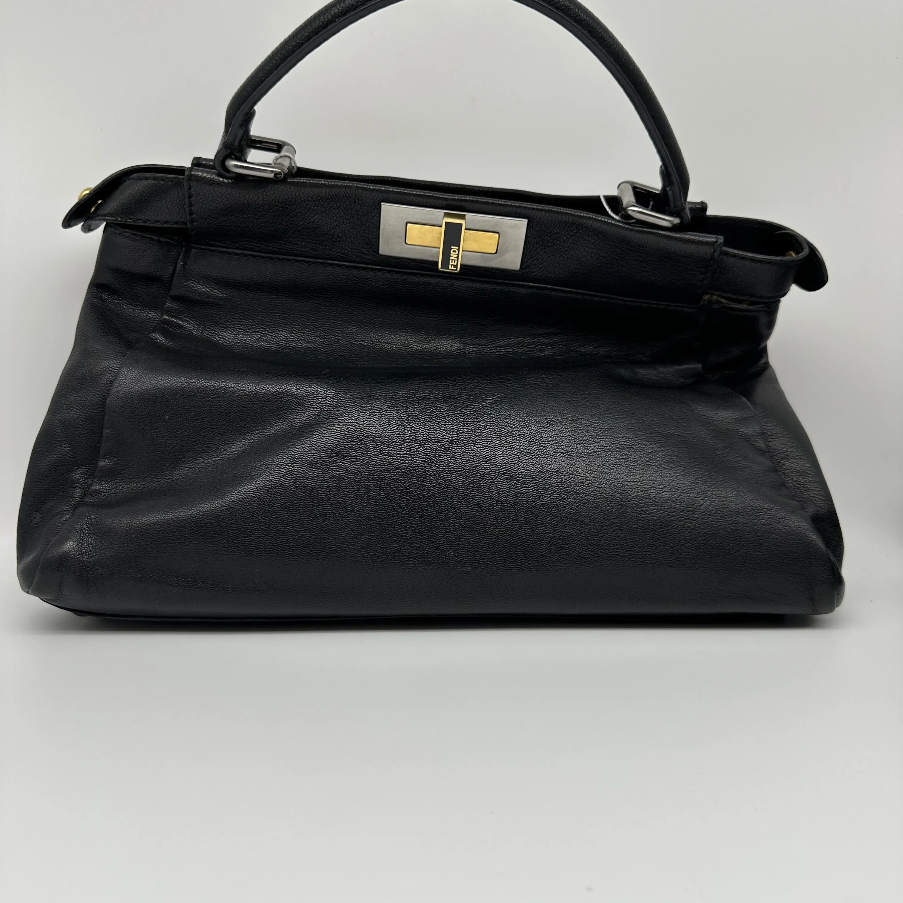 Pre-owned FENDI Peekaboo handbag