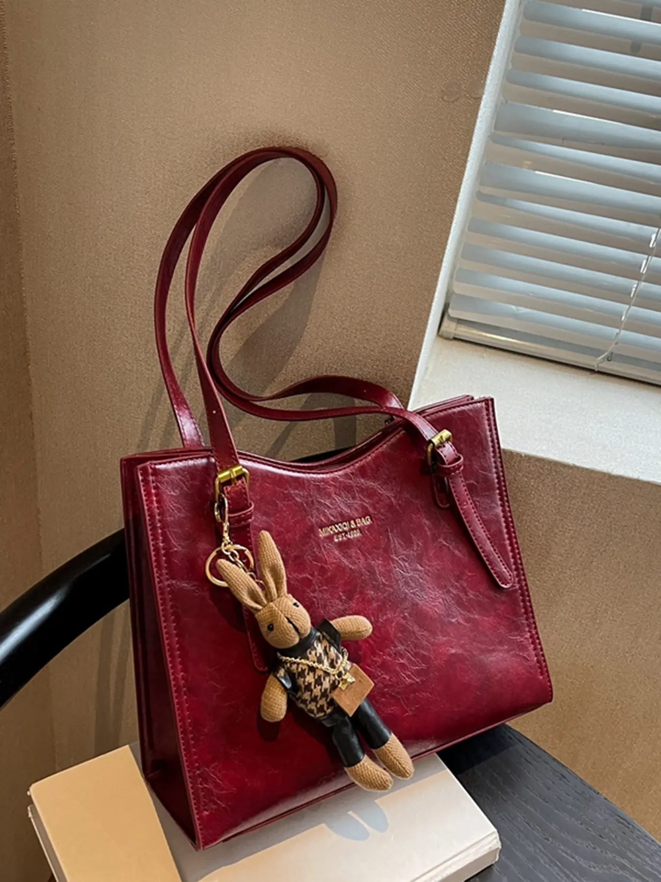 Gentle retro wine red wrinkled texture tote bag, large capacity shoulder bag with detachable rabbit pendant, Casual commuting bag, suitable for daily commuting, shopping in the mall