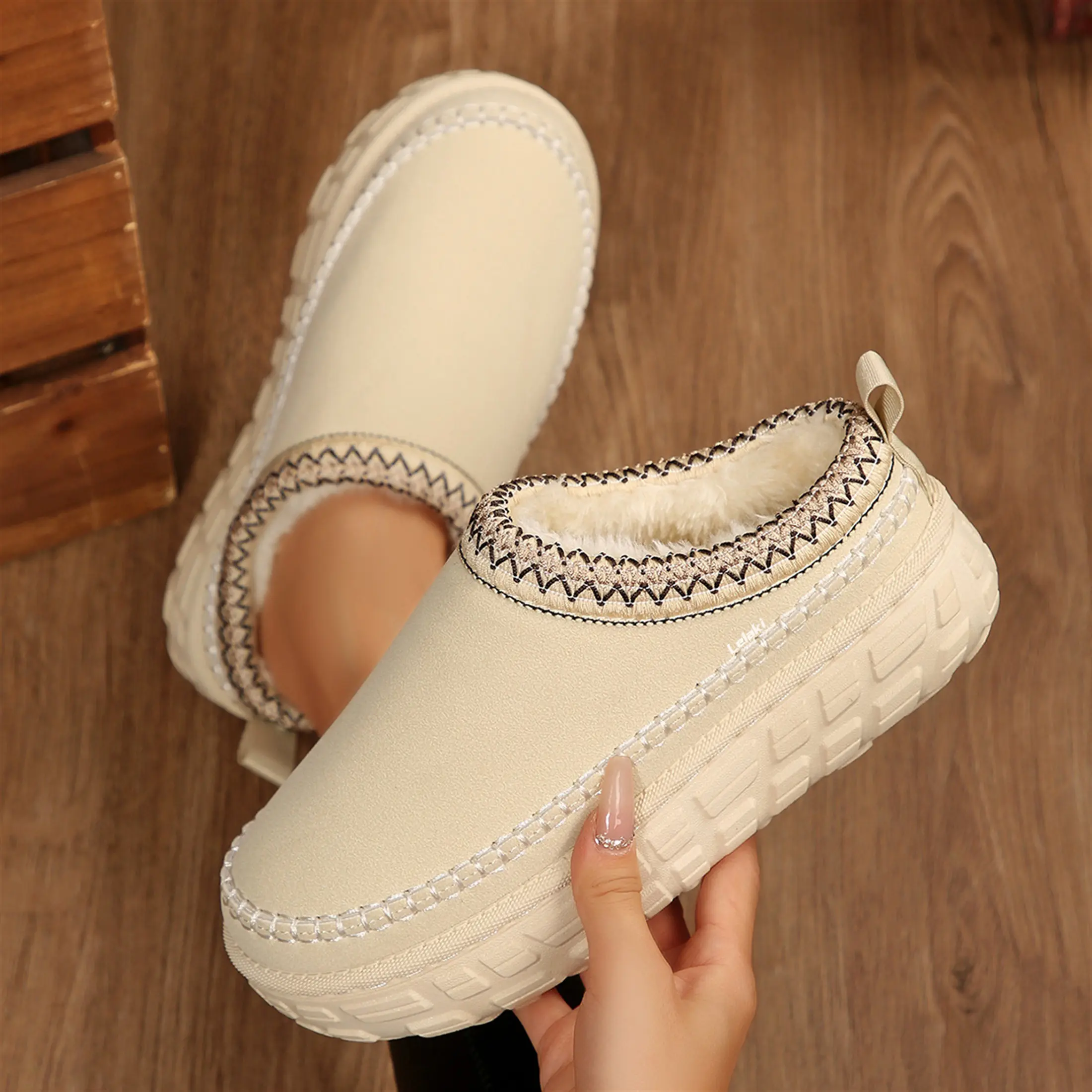 Women's Fuzzy Lined Platform Clogs - Cozy Winter Slippers with Anti-Slip Sole Warm Mini Snow Boots Fashionable Indoor Outdoor Shoes