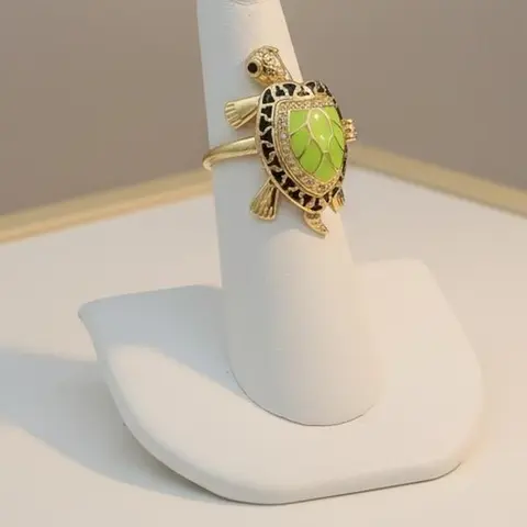 Anillo 778Gold Plated Adjustable with Green Accent Piece Jewelry Item