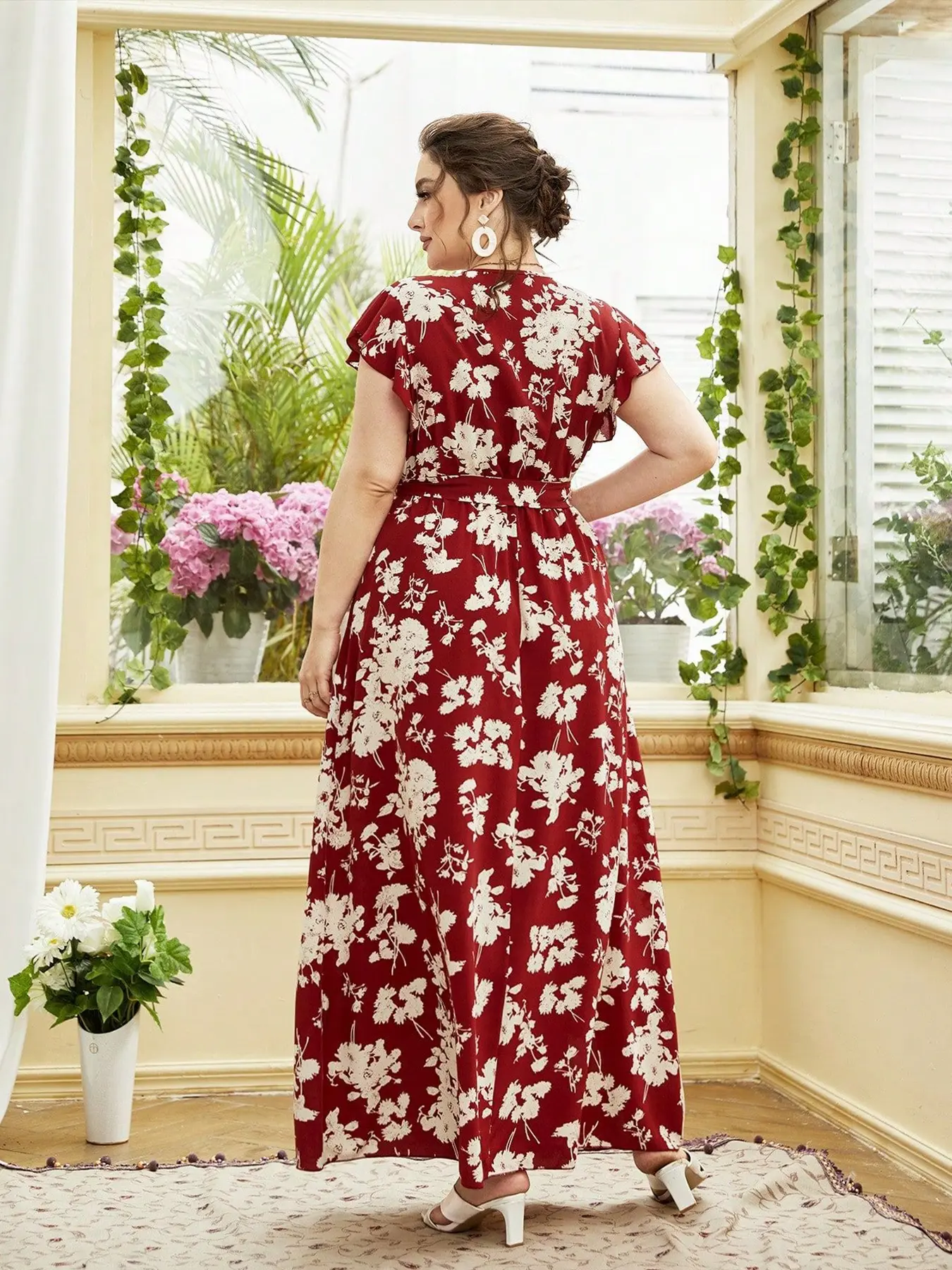 A plus-size women's long dress with a wine-red base and white floral print, featuring A plus-size women's long dress with a wine-red base and white floral print, featuring