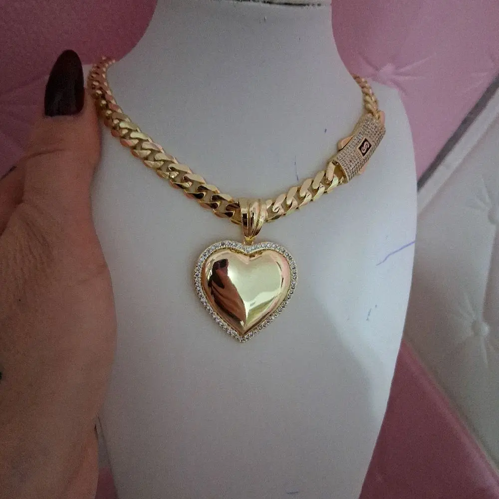 Gold plated chain ,8millimeters thick 16 inches heart pendant. Gold plated chain ,8millimeters thick 16 inches heart pendant.