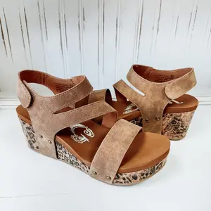 Atlas Wedge Sandal - Tan
