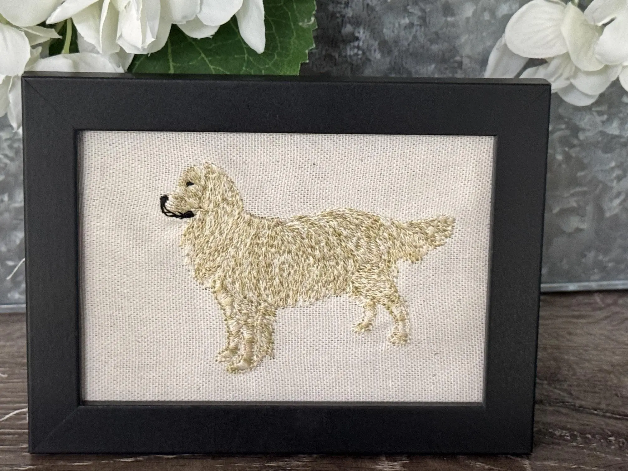 Animals-Themed Golden Retriever Embroidered Photo Frame - Customizable, Handmade Decor Piece with 100+ Designs, Cute Wall & Tabletop Display, Thoughtful Home Decor Gift, Decorative