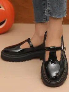 A pair of fashionable and retro ladies Mary Jane dress shoes, thick-soled loafers, lightweight and simple school uniform style shoes, with a chunky heel design, closed-toe T-shaped strap flat shoes