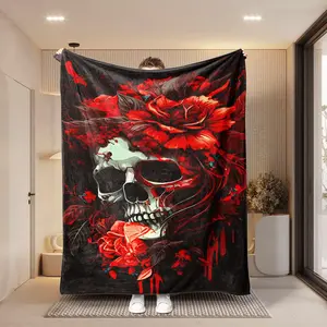 1pc Horror Skull Print Blanket, Spooky Floral Pattern, Suitable for Travel, Sofa, Bed, All Seasons Use, Mystery Terror Experience, Rose Bouquet Blanket