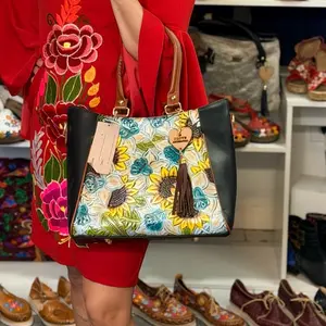 Mexican Leather Bag Hermosa Bolsa de Piel 100% Ternero with Floral design  & Gold Charm Artisanal Handcrafted Handbag, bolsa artesanal mexicana - bolsa piel Gto mediana