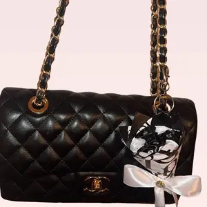 Mini Bouquet Keychain with 7 Mini Roses Fully Customizable Gift for Keys Purse or Backpack Compact and Stylish Accessory