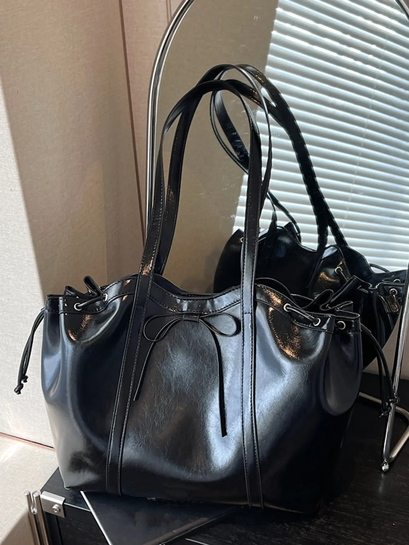 Retro niche underarm tote bag, Trendy Vintage Bag, trendy one-shoulder handbag, casual versatile one-shoulder commuter bag, simple solid color design, suitable for daily commuting, matching and other scenarios, PU Tote Satchel