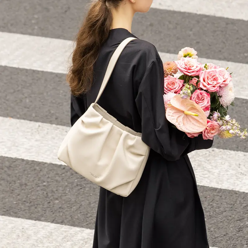Women's bags: Soft pleated bags, versatile for daily wear, tote bags with shoulder straps, large capacity bags for the armpit area.