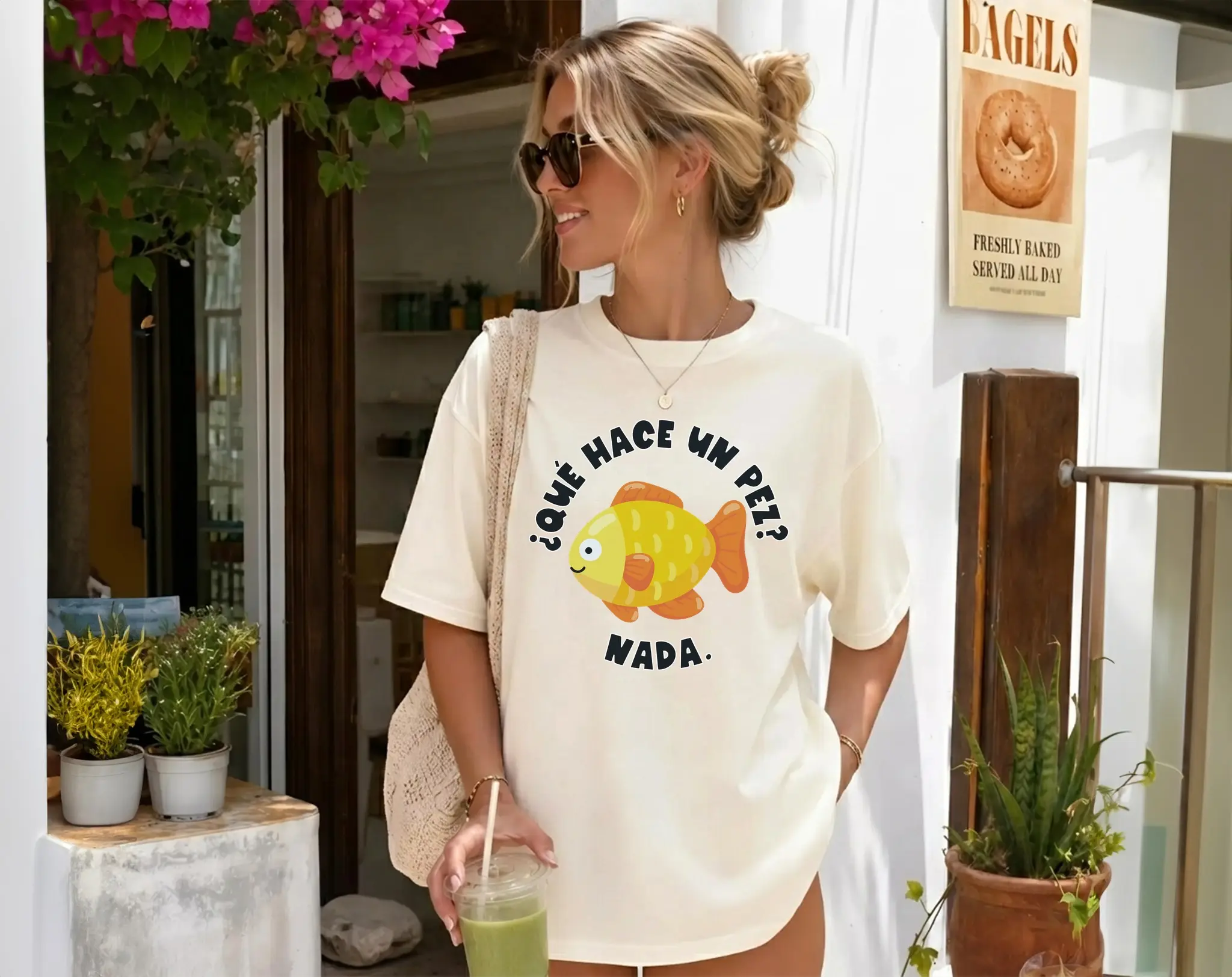 Que Hace Un Pez Nada Funny Spanish Pun Shirt, Comfort Colors Cute Fish Graphic Tee, Spanish Joke T-Shirt, Bilingual Humor Shirt, Latino Funny Tee, Spanish Teacher Graphic Shirt, Cartoon Fish Tee for Men Women Unisex