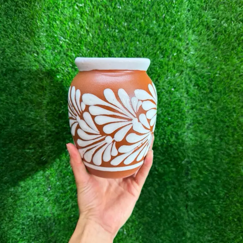 Handmade 1 Liter Relieve Cantarito Cielito Lindo-Terracotta Blanco.