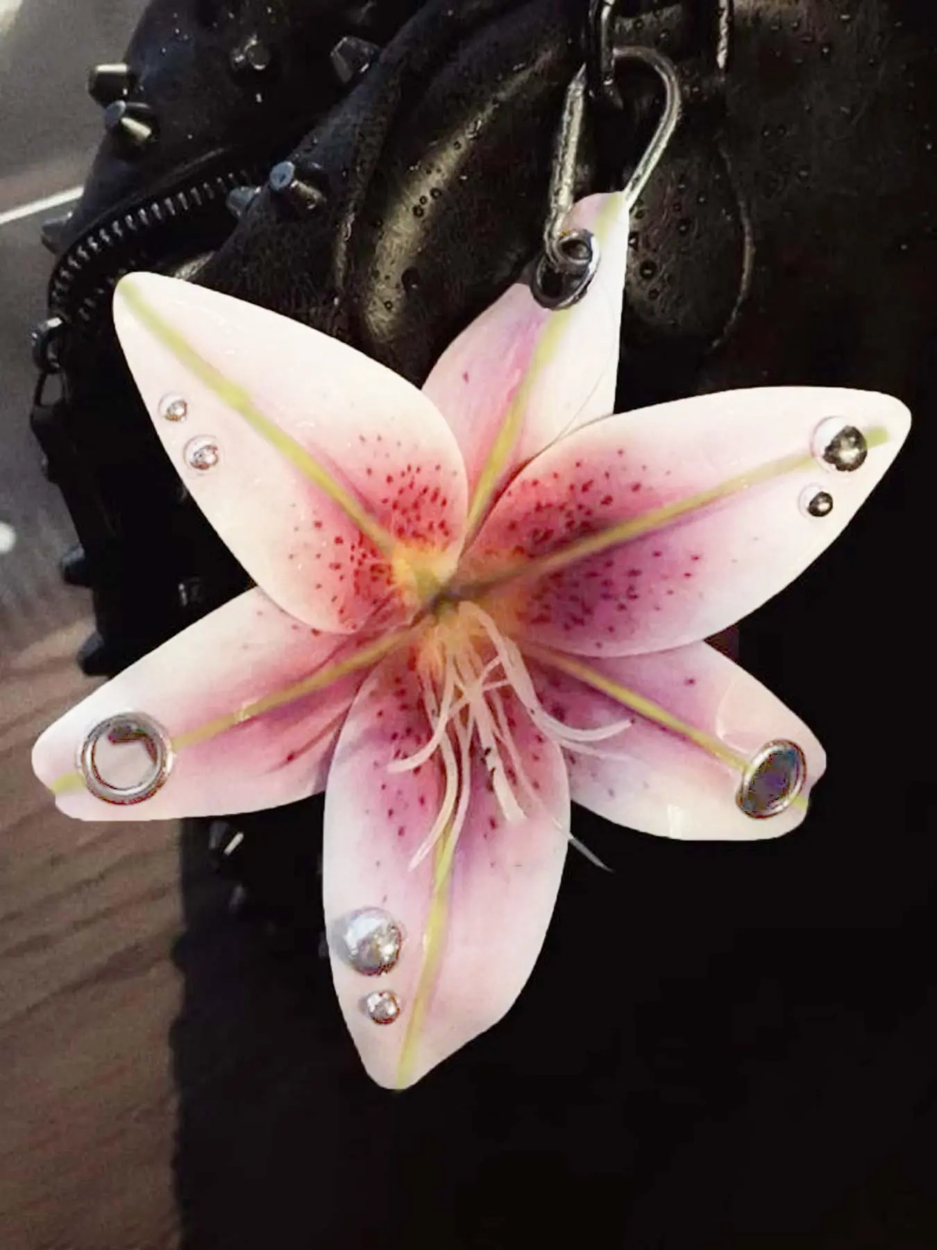 Valentine's Day gift, personalized flower keychain, pink lily print rivet decoration bag pendant, sweet and cool style, fashionable and compact casual, simulated flower key mobile phone pendant, fashionable and personalized multifunctional bag pendant