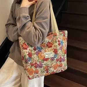 A New Stylish Printed Canvas Tote Bag, Featuring a Spacious And Relaxed Design, with a Zipper Closure And Sturdy Handles. The Fabric Is Comfortable, Available in Four Colors, Perfect for Shopping Trips