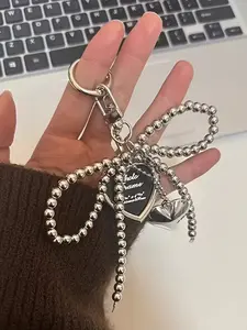 Sweet-Cool Style Heart-Shaped Frame Pendant, Niche Design Metal Bow Chain Ornament, Versatile Bag And Keychain Accessory, Can Be Used As A Bag Charm Or Keychain Decoration, Perfect For Everyday Outings And Dates, An Ideal Gift For Valentine's Day.