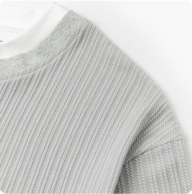 Men’s solid-color V-neck faux two-piece short-sleeve T-shirt with a stylish jacquard texture; casual athletic design that is simple, versatile, comfortable, and breathable—ideal for work commutes, outdoor activities, and everyday home wear.