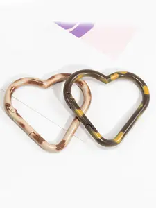 Simple and practical pink love mountaineering buckle 5-piece set, 5 love combination heart-shaped hanging buckles, love shape keychain set, sweet and cute backpack keychain outdoor small mountaineering buckle Keychain Attachment