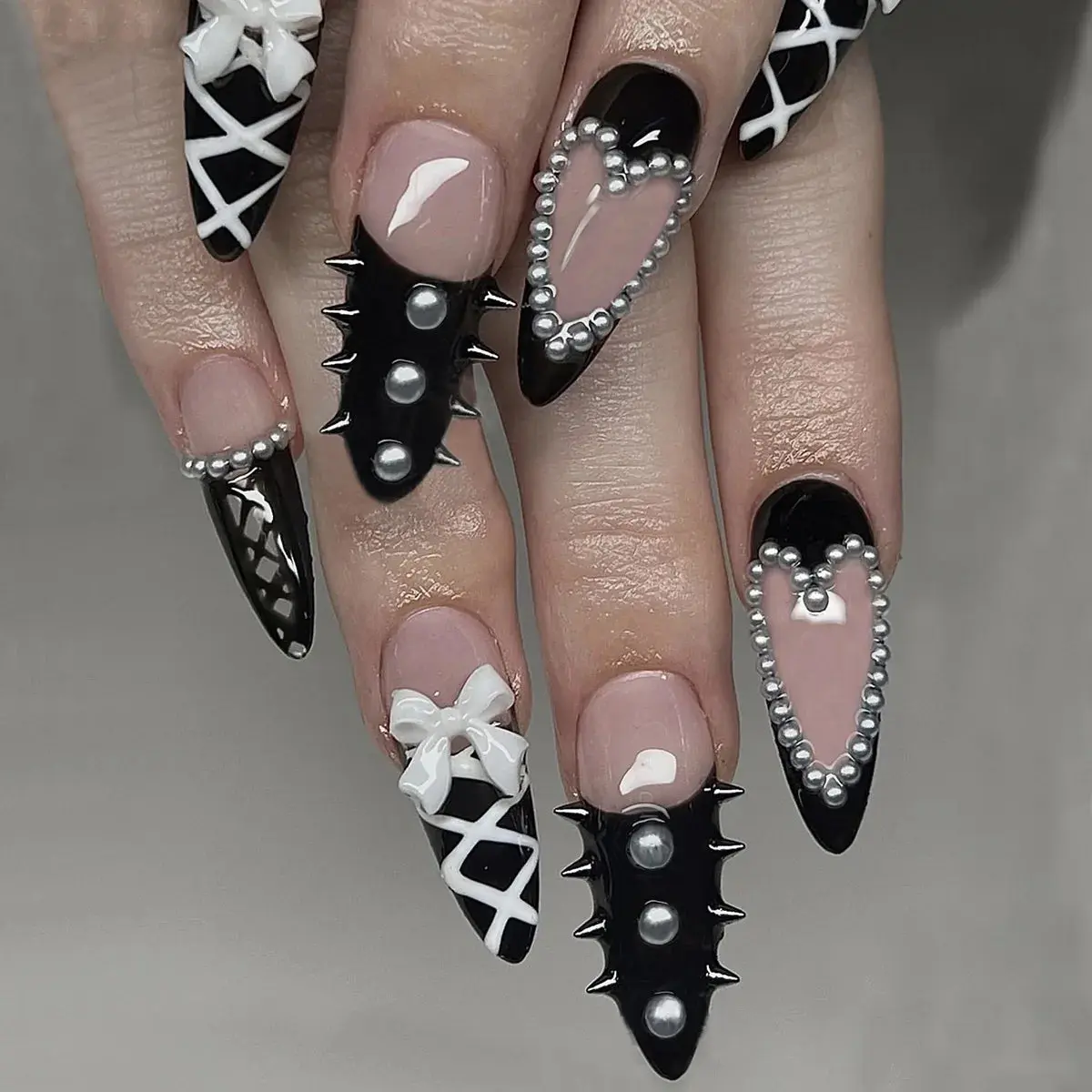 Uñas postizas negras con diseño de murciélago para Halloween, puntas de uñas decoradas con forma de almendra, con remaches y lazos, 24 unidades, uñas acrílicas reutilizables.