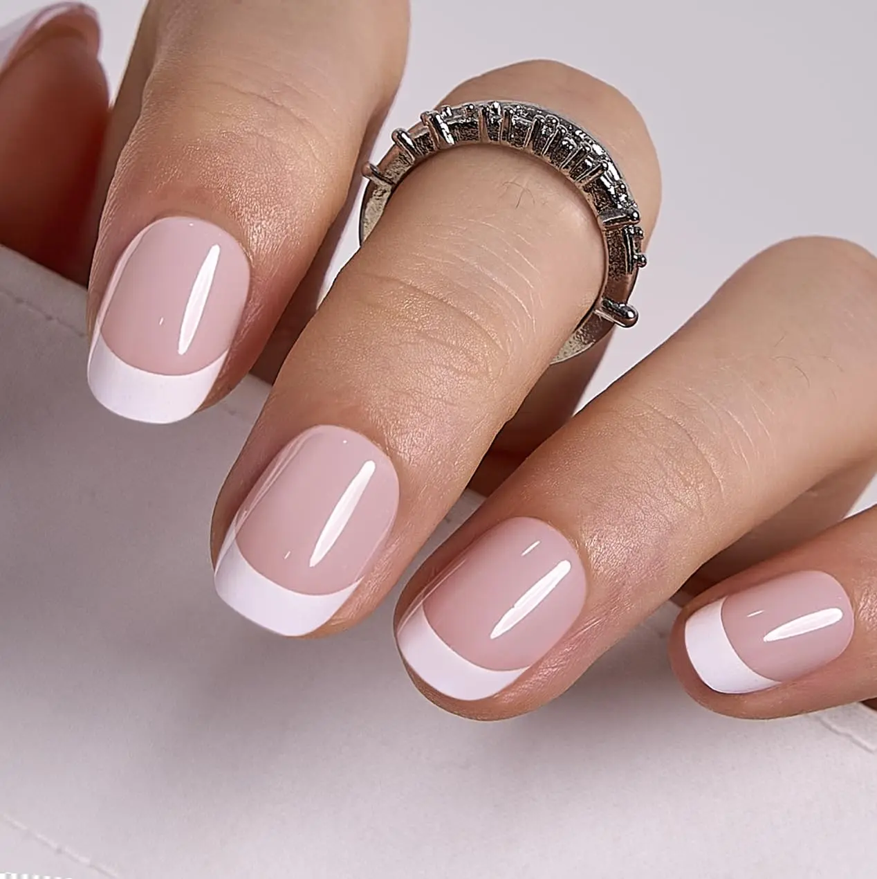 24PCS White Mist Gradient Press-On Nails Set – Glossy Soft Blush Ombre False Nails with Nail Application Tools, Easy to Apply, Comfortable, Long-Lasting Wear, Elegant Nail Design for Daily Commutes, Business Lunches, Tea Parties & Special Occasions