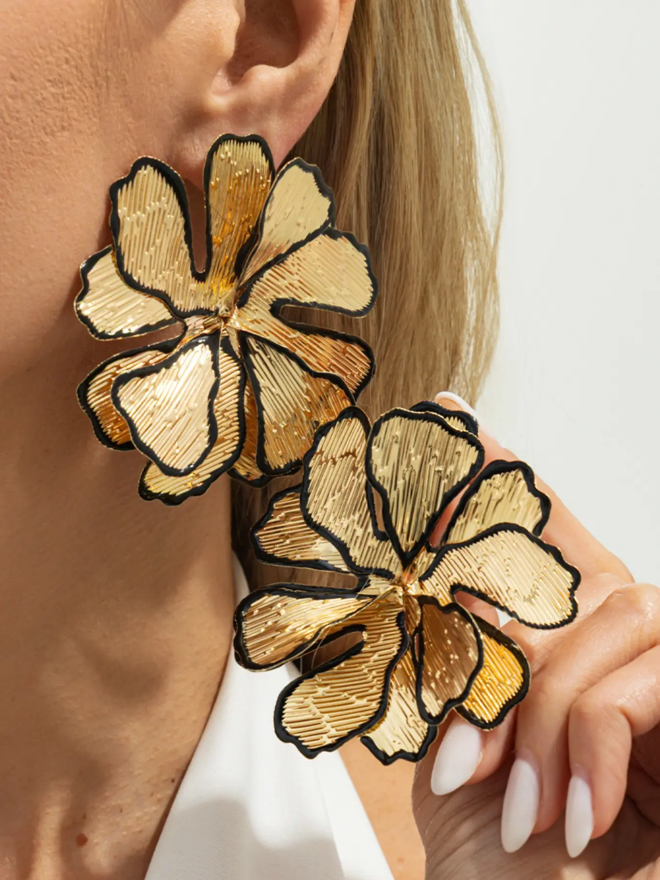Black Border Metallic Feeling Big Flower Earrings for Women Exaggerated European American Style Brand Personality Fashionable Jewelry Accessory