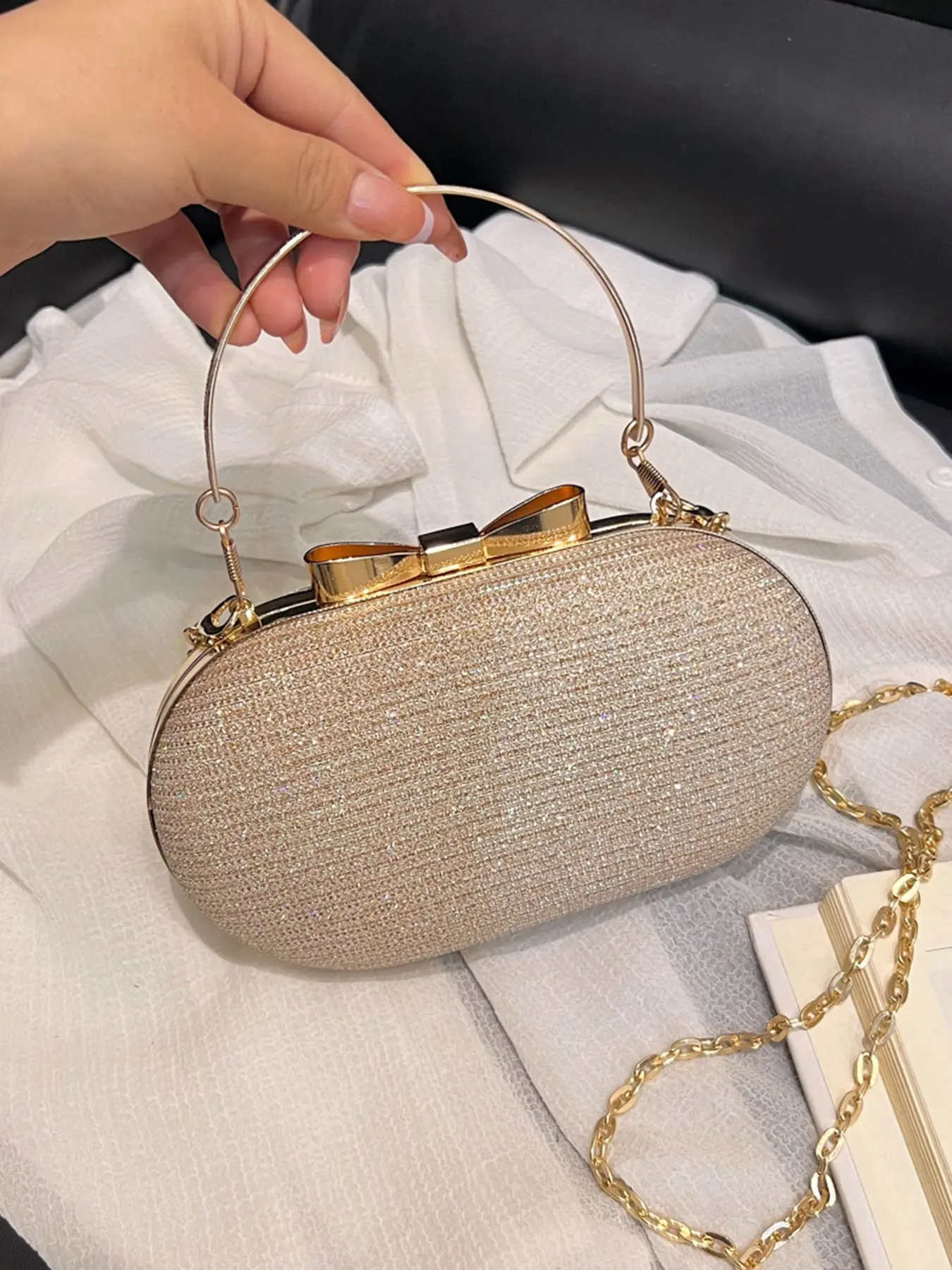 Gold  oval dinner bag, niche metal hand-held chain crossbody bag, personality versatile luxury texture  opponents to carry small bags, bow metal buckle handbag, suitable for daily travel, shopping and dating.