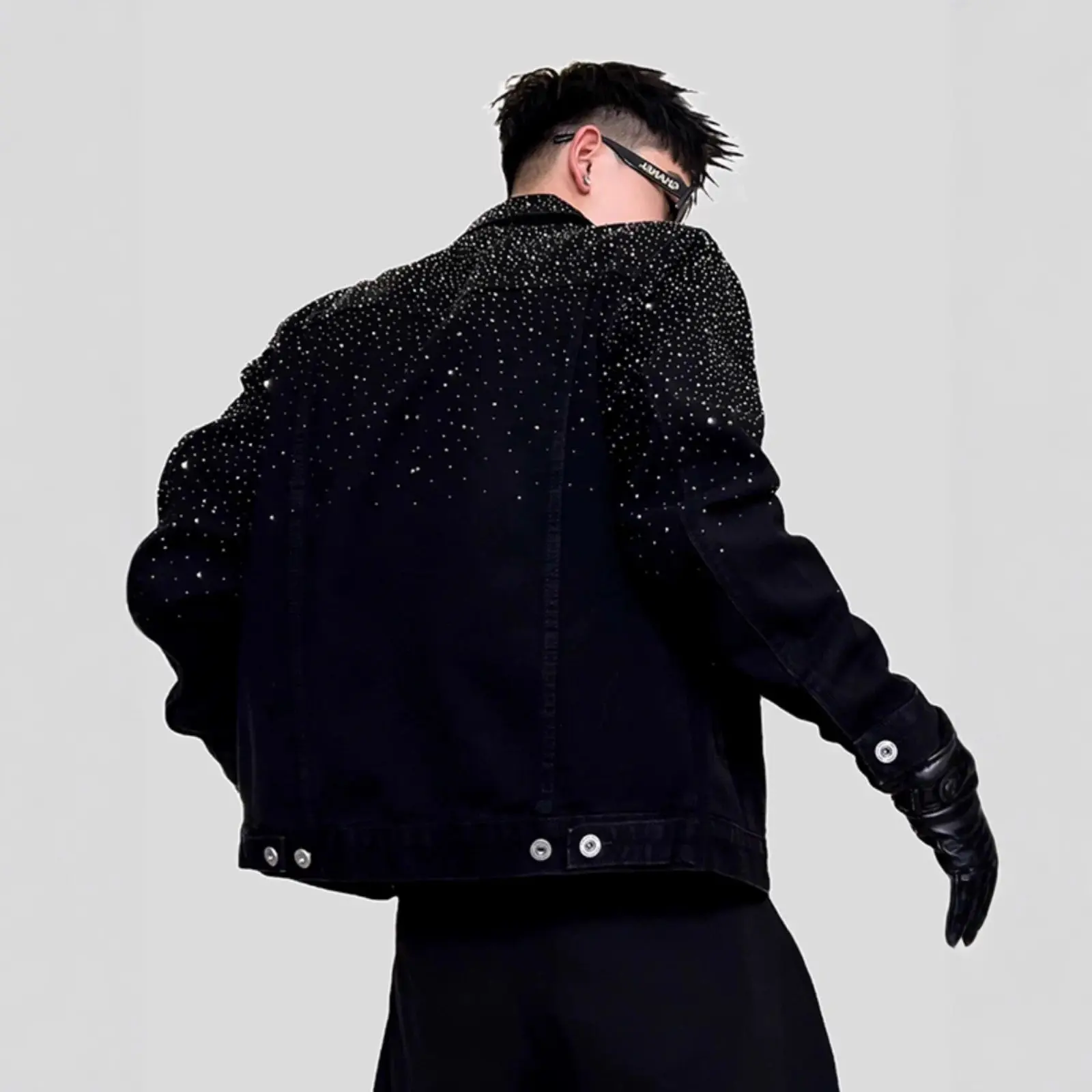 American cowboy jacket with a high-end, cool and edgy vibe, featuring heavy-duty craftsmanship, sparkling hot-fix rhinestones, a light luxury style, suitable for hairstylists, a trendy men's top jacket Coats