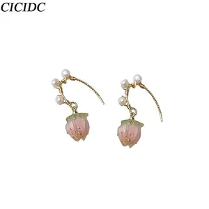Light Snow Strawberry Earrings Sweet and Elegant Women's Versatile Pearl Strawberry Earrings