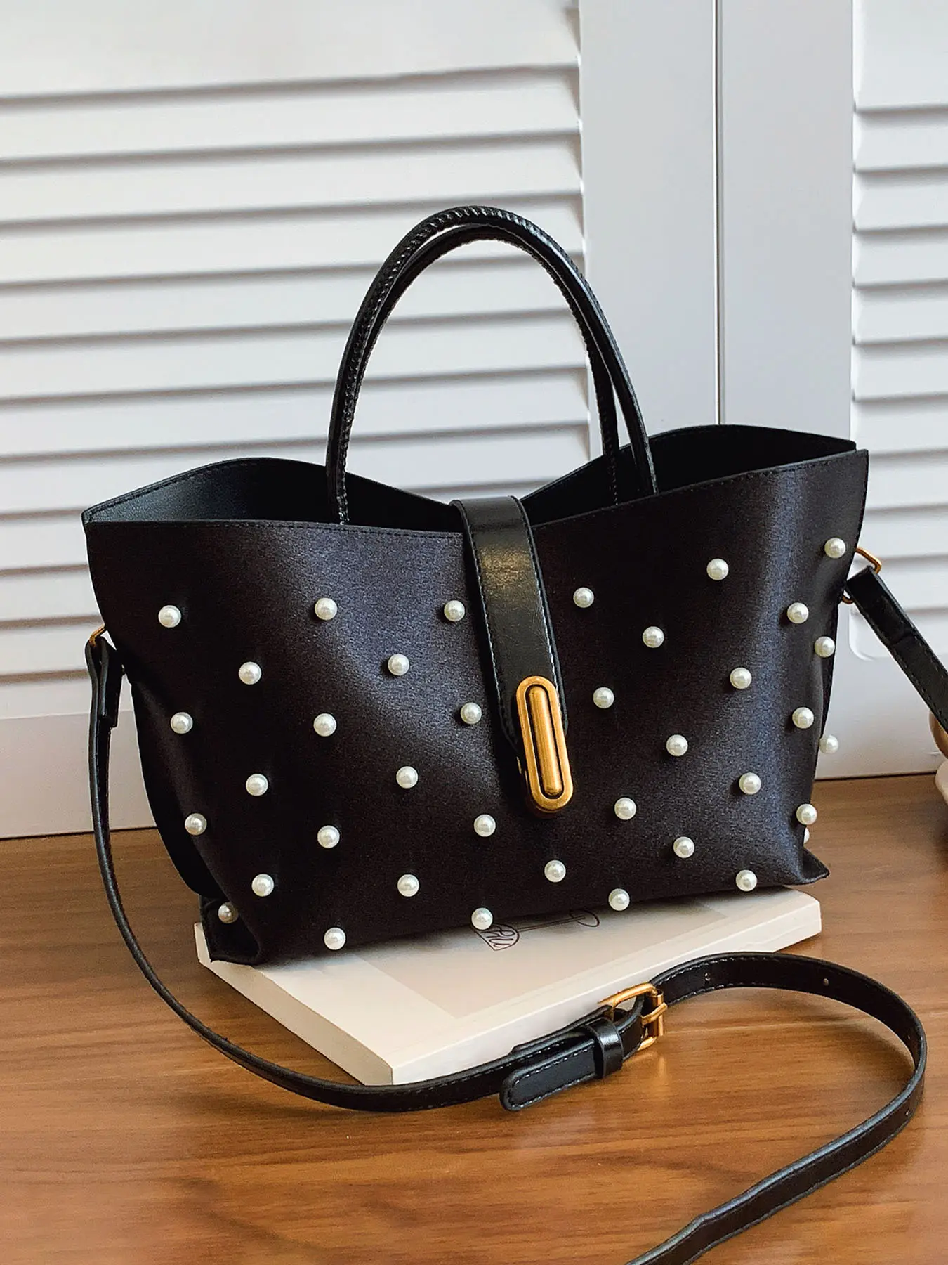 Luxury dinner bag, pearl embellishment, metal buckle design, classic solid color, suitable for dinner events, daily travel, etc., Fashionable Handbag