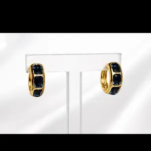 B22. Hermosa argolla con piedras elegantes/ laminado 14k