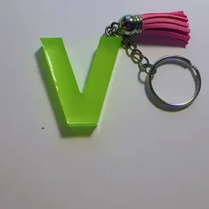 Llavero de la retra V Verde con Cadena de Metal y Borla Amarilla para Accesorios de Llaves