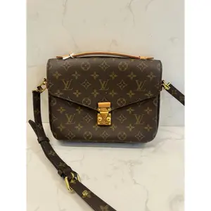 Pre-owned Leather Shoulder Bags Brown Monogram Canvas Crossbody Bag – Everyday Shoulder Handbag with Dust Bag