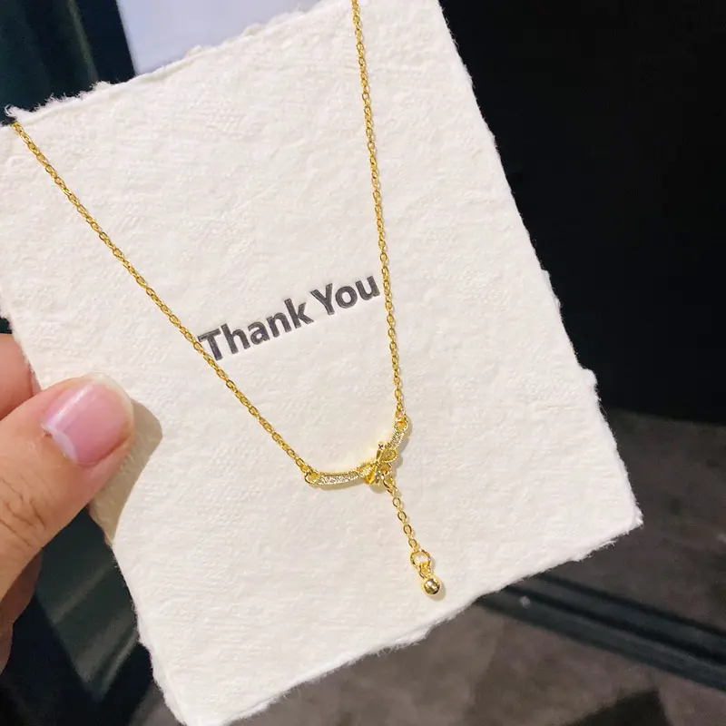 D24 Golden Bow Tassel Smile