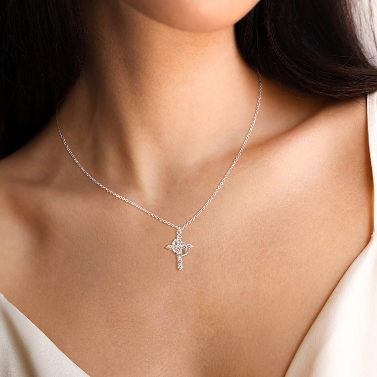 Sparkling Paved Hollow Cross Pendant Necklace Silver Tone Luxury Clavicle Chain Dainty Christmas Eve Minimalist Choker V06