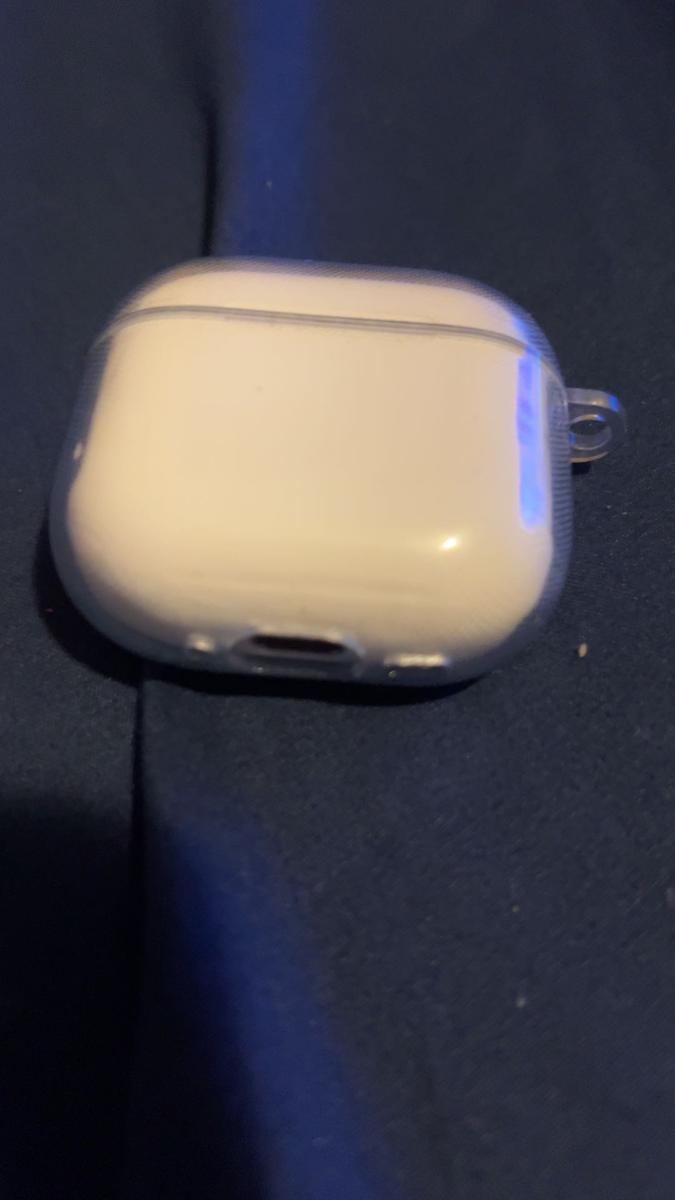 Item: AirPods 4