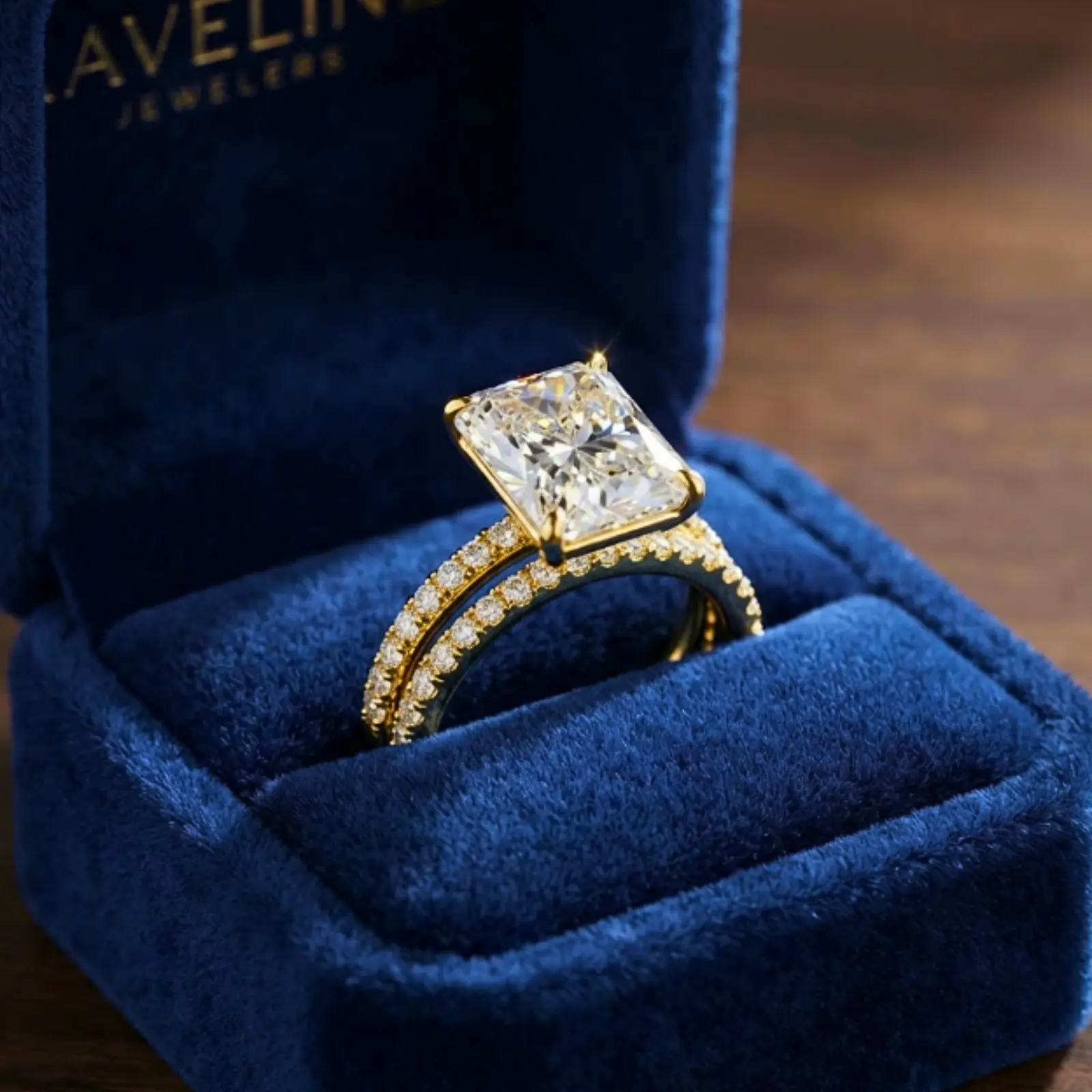 Set of 2 gold-plated engagement rings for women, set with gemstones, suitable for everyday wear, weddings, engagements, anniversaries, and as gifts for friends and relatives.