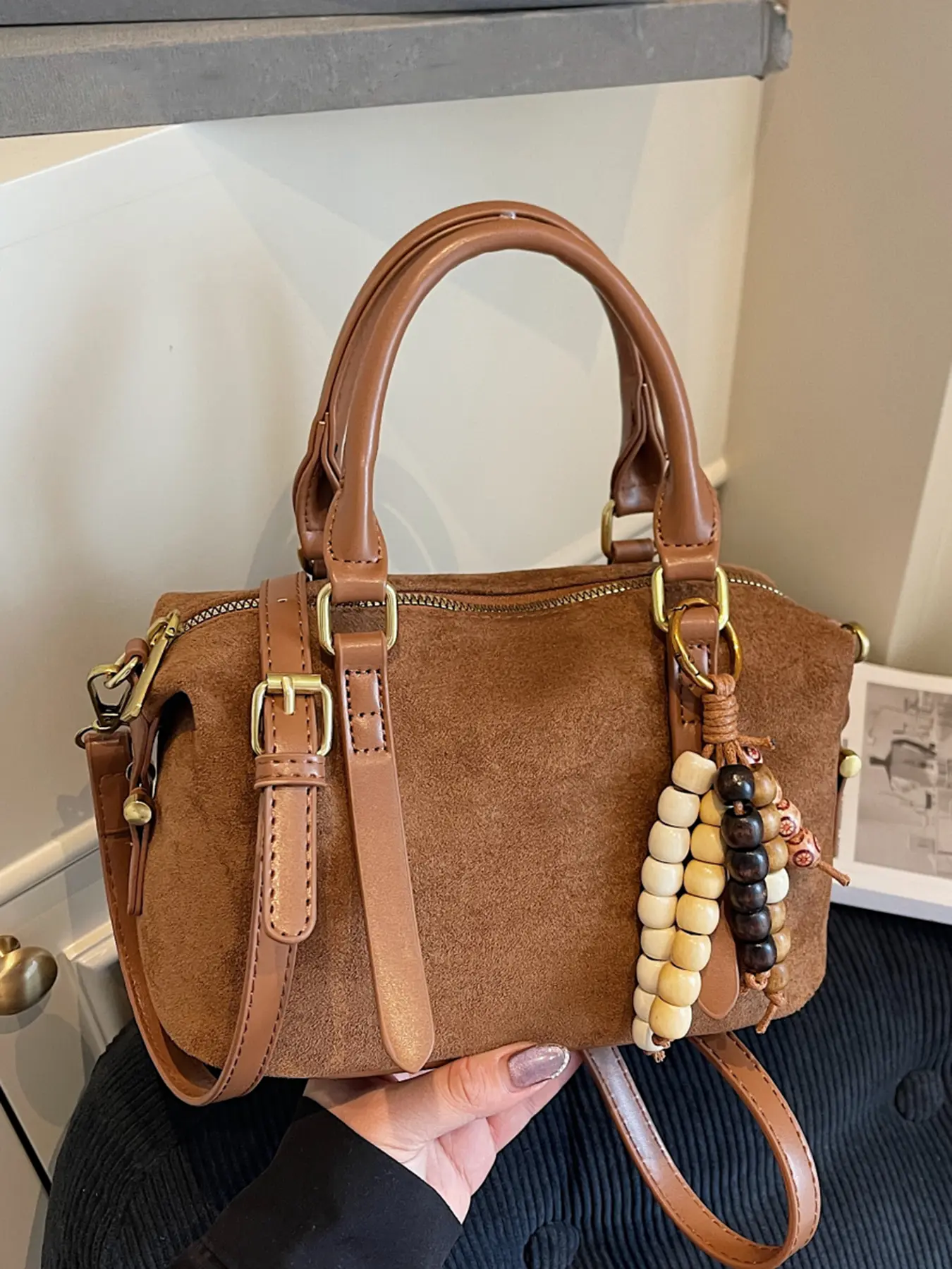 Fashionable retro frosted pillow bag, casual and versatile shoulder crossbody bag, trendy textured shoulder crossbody bag, paired with exquisite pendants, suitable for dating, shopping, daily commuting and other scenarios.