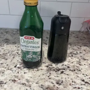 2PCS 2-in-1 Oil Dispenser & Oil Sprayer, 16oz / 470ml Olive Oil Bottle with Fine Mist Nozzle, Oil Spray Bottle for Cooking, Air Fryer & Salad (Black & Green)