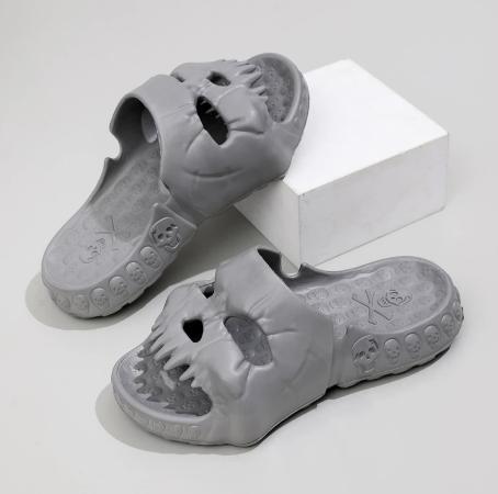 Couples’ TikTok viral skull slippers, 3D skeleton design cloud slides, soft non-slip home and outdoor shoes for couples