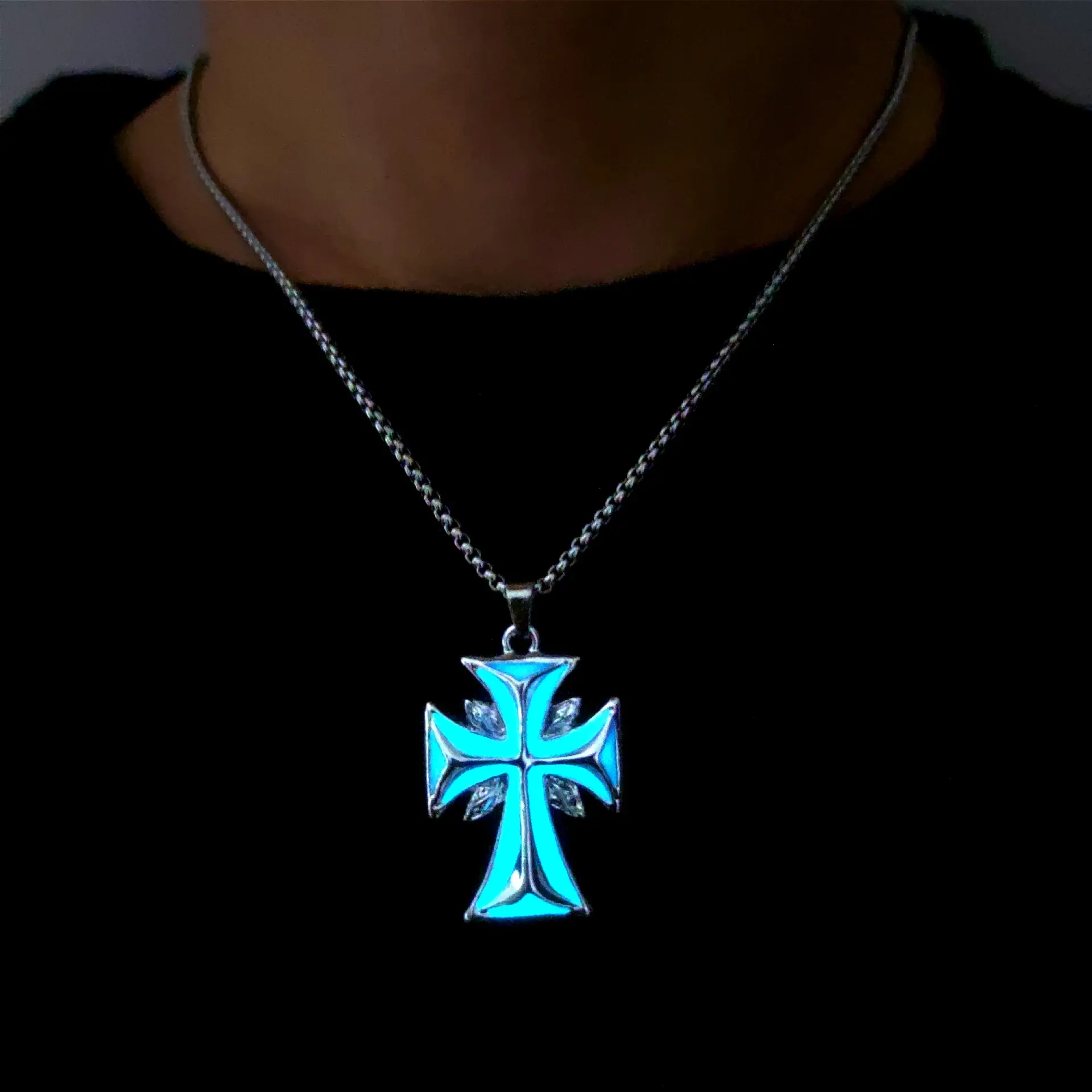 Men Cool Glow In Dark Cross Pendant Necklace, European Street Hip Hop Luminous Faith Jewelry Eye-catching Nightclub Statement Chain For Guys birthstones Bubble Initial y2k accessories day gift summerwins men's streetwear collars dainty heart name